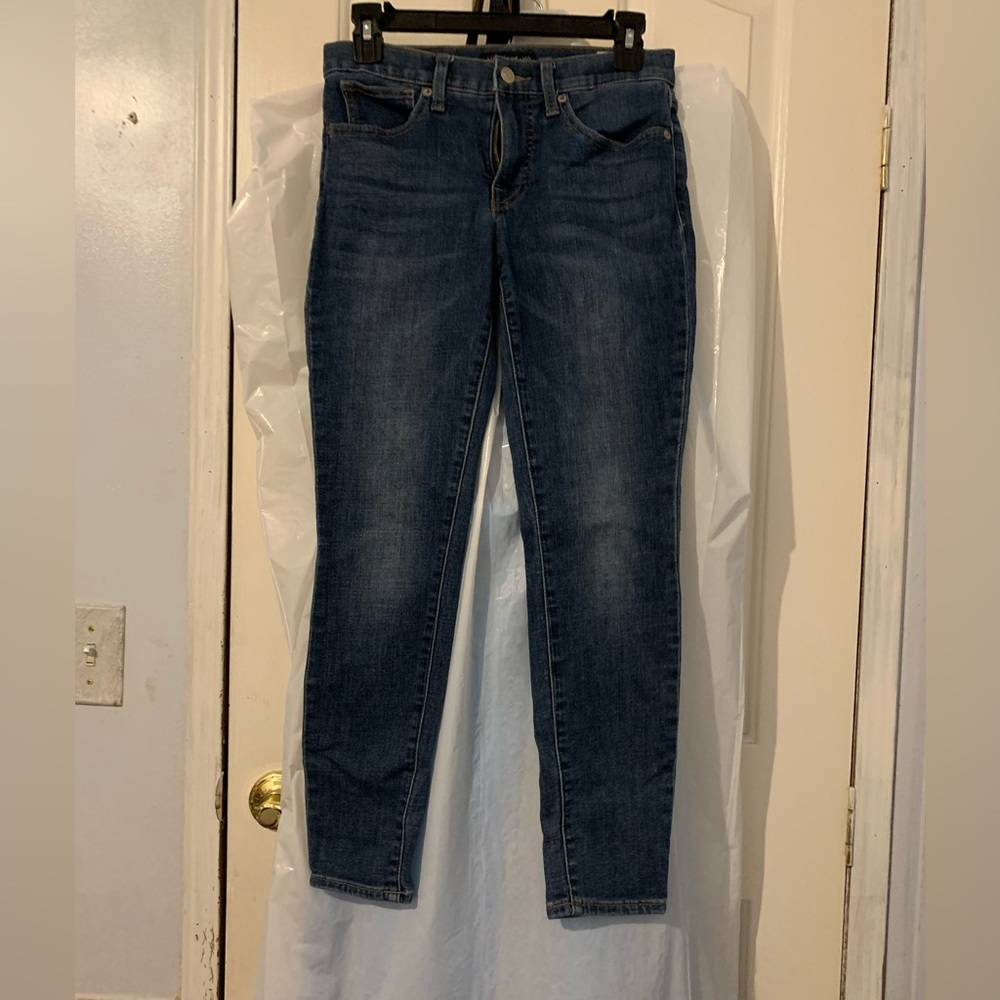 worn a couple times. doesn’t fit anymore. smoke free home.